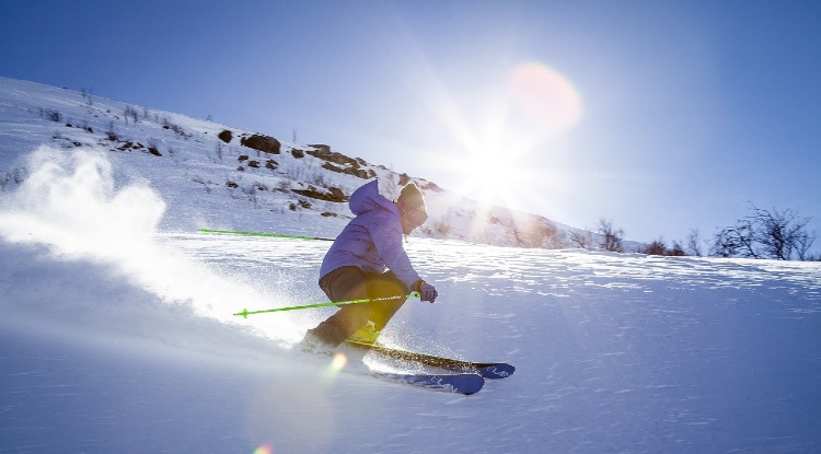 Cross Country Skiing vs Downhill Skiing - Which Is Better?